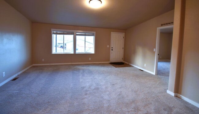 Building Photo - Application Pending - 3 Bedroom House For ...