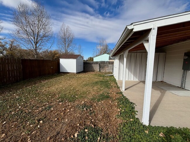 Building Photo - 4 Bedroom 1 1/2 Bath On Rio Verde St.