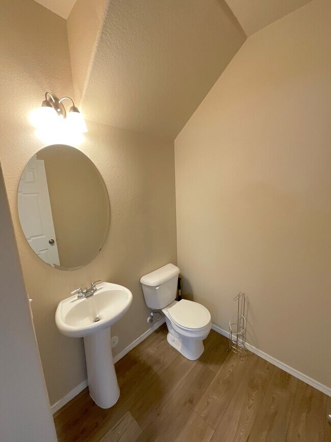 Building Photo - 3 Bedroom Townhome Available Near Constitu...