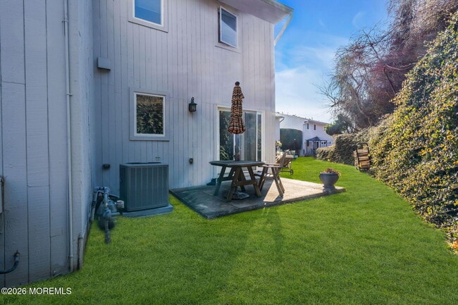 Building Photo - 23 E Mnr Sq