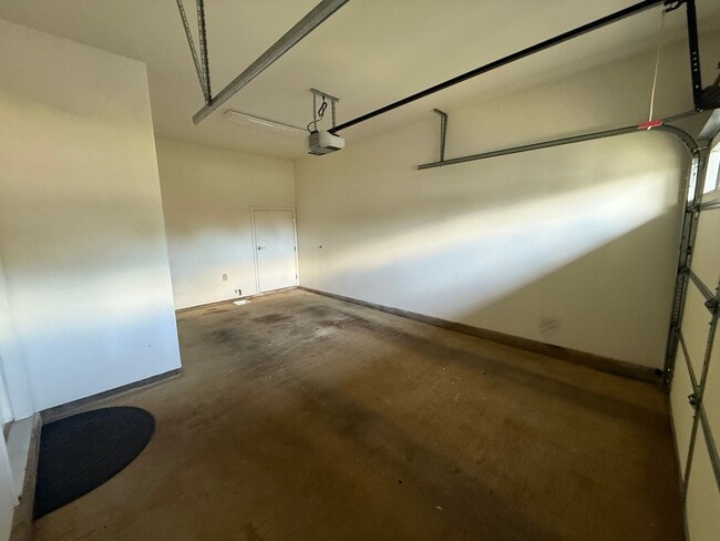 Building Photo - Regency at Huleia Lihue Two bedroom, two and a half bath, unfurnished corner unit Townhome.