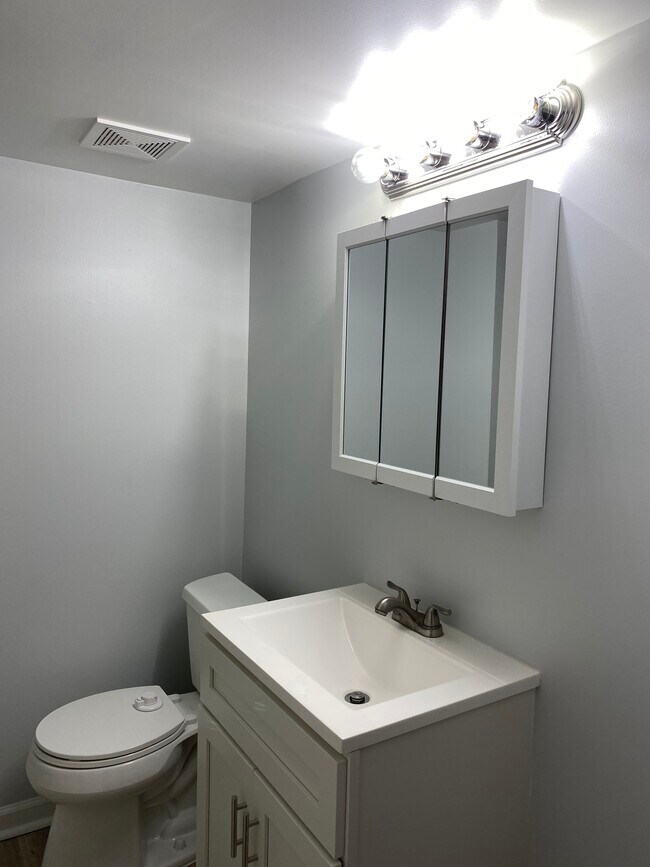 Building Photo - 1584 North Rd SE