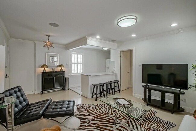 Building Photo - 1323 Dauphine St