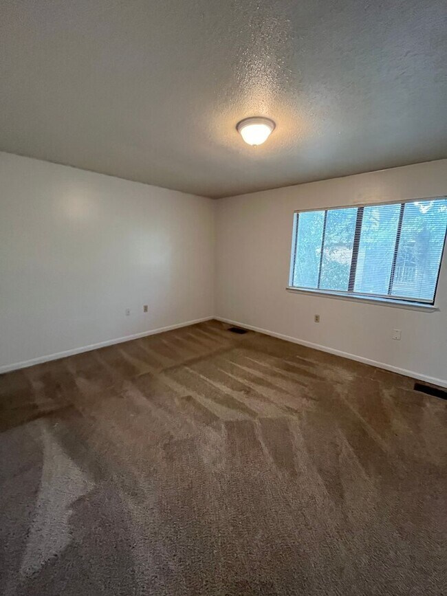 Building Photo - 607 Virginia Oak Ct