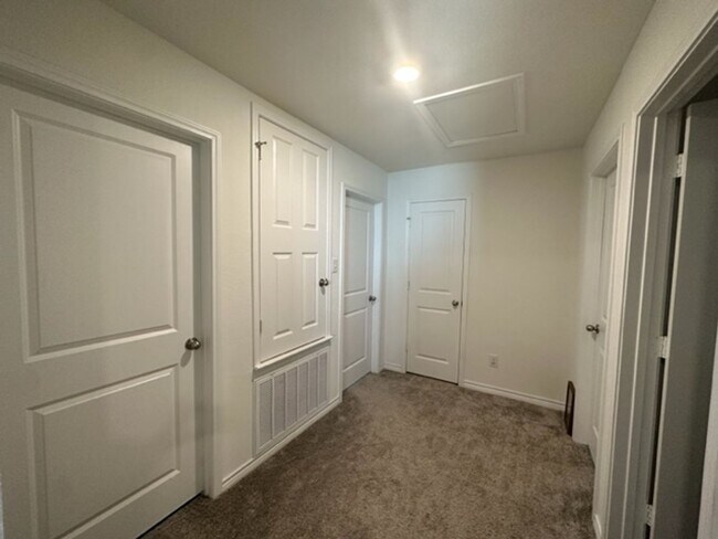 Building Photo - Move in Ready!!!... Beautiful 3 bedroom 2 ...