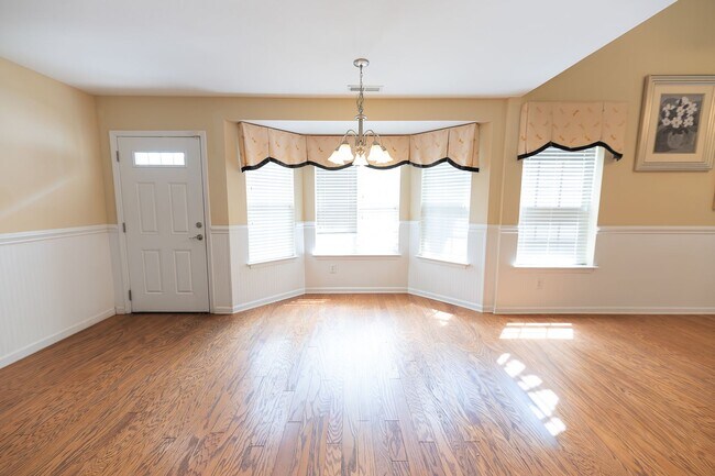 Building Photo - 111 Goldfinch Ave