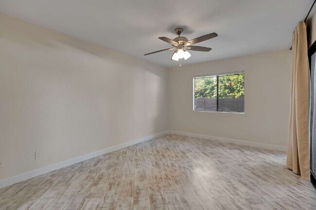 Building Photo - Camelback Corridor Condo now available!