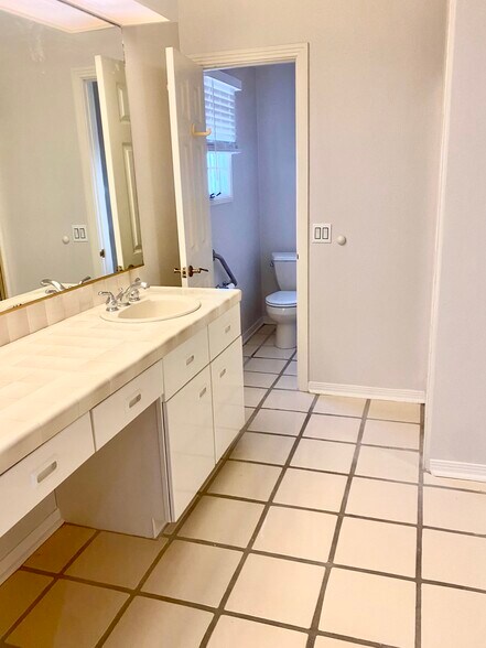 Building Photo - 7629 Draper Ave