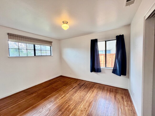 Building Photo - 3 Bed / 1.5 Bath | Thornwood Terrace Home ...