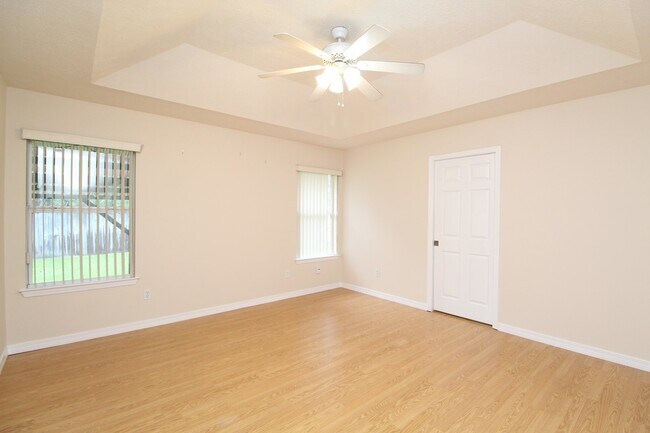 Building Photo - 3BR/2BA Gulf Breeze Brick Home in Oak Pointe with Vaulted Ceilings, Open Layout, Fenced Yard & La...