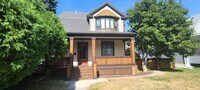 Building Photo - Charming 3 Bedroom