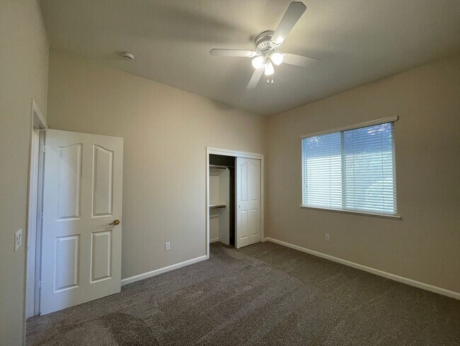 Building Photo - Senior Community for those 55+ Large 2 bedroom, 2 bath with bonus room!  All modern amenities!