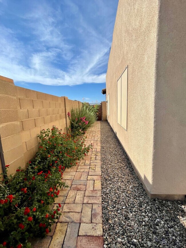 Building Photo - Beautiful Southwestern-Style Home in El Rancho Encantado