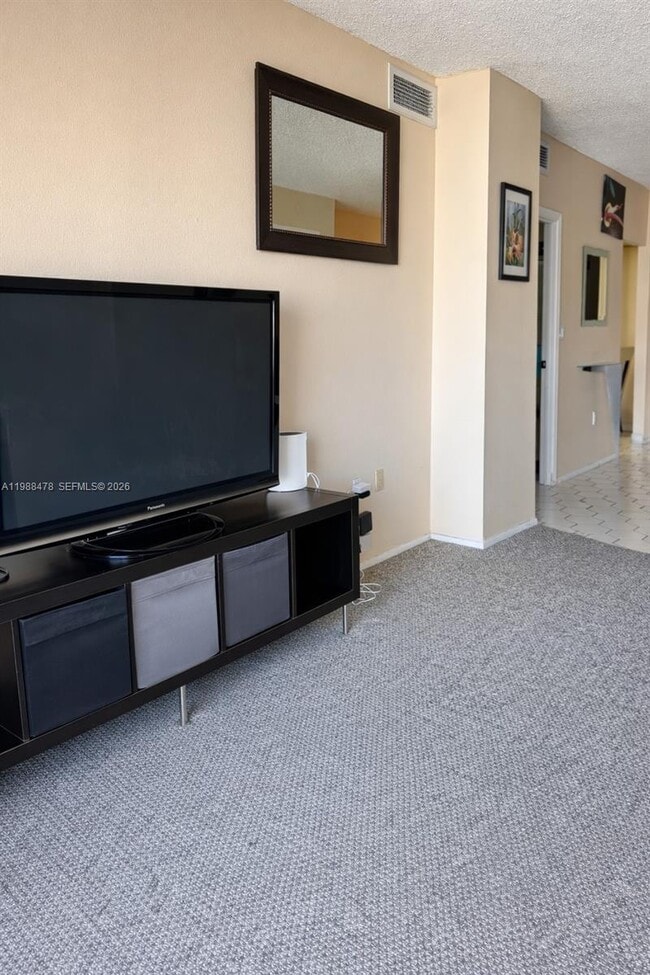 Building Photo - 500 Bayview Dr