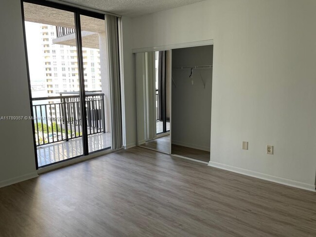 Building Photo - 540 Brickell Key Dr