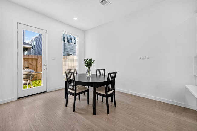 Building Photo - 2206 Via Cami Ln