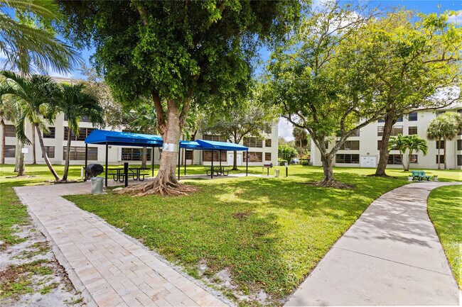 Building Photo - 1719 Whitehall Dr