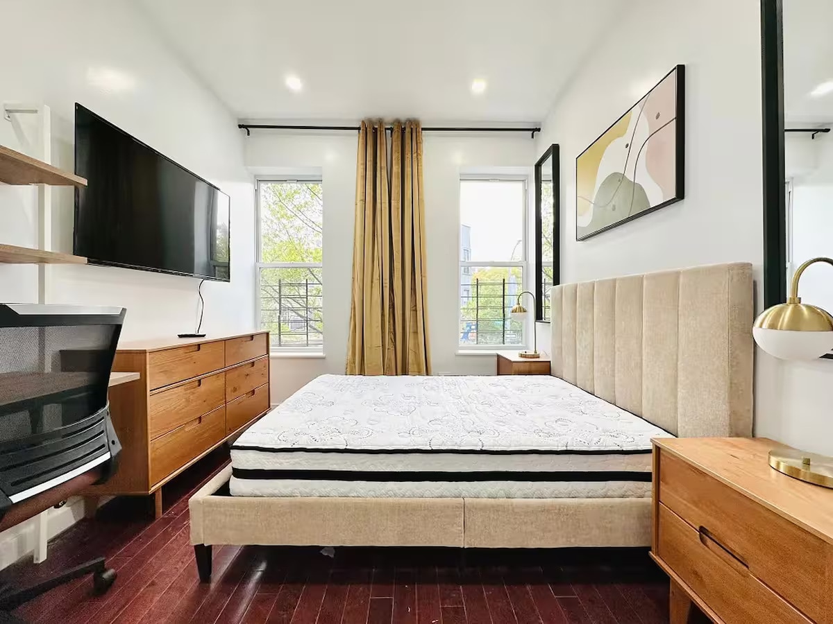 Building Photo - Crown Heights Room, HDTV, 24 min to Manhattan #537