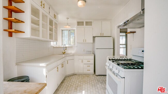 Building Photo - 6632 W 87th St