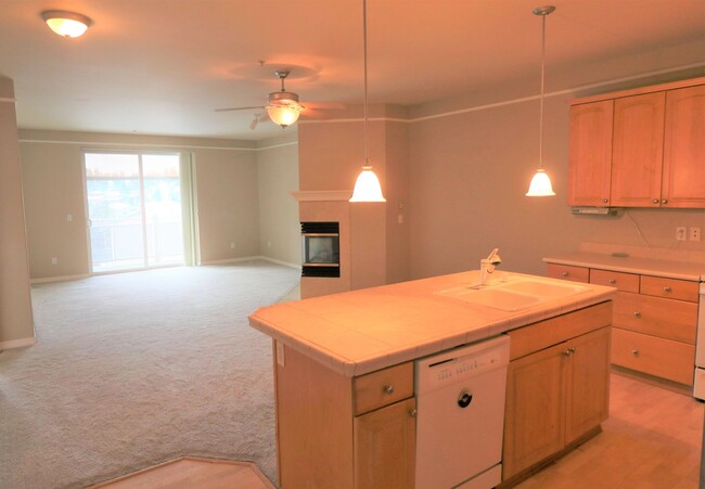 Building Photo - Lovely 2+ Bedroom Condo in Mountlake Terra...