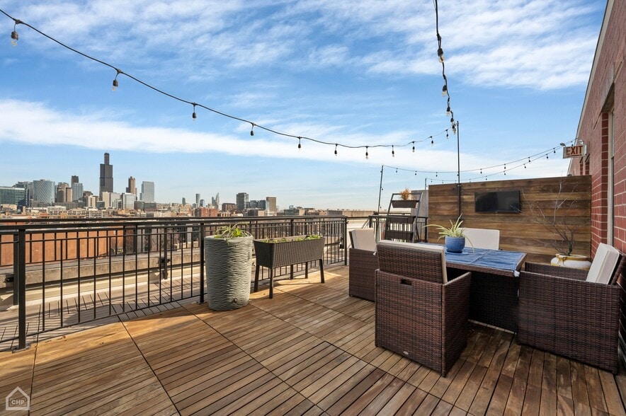 Private roof deck on 2nd floor - 6 S Laflin St