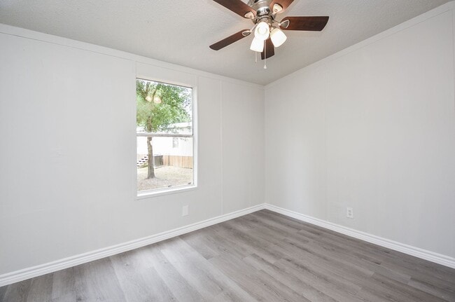 Building Photo - Be part of this cozy community at Roy Harris Loop