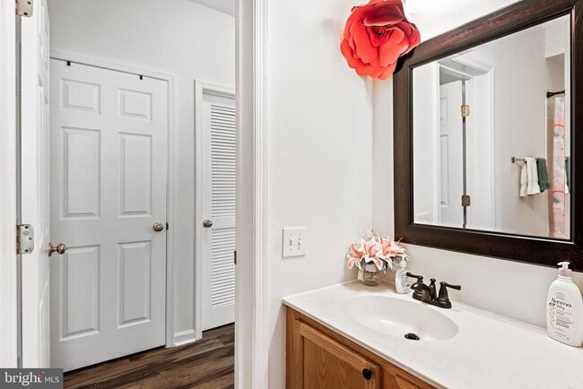 Building Photo - 8202 Catbird Cir