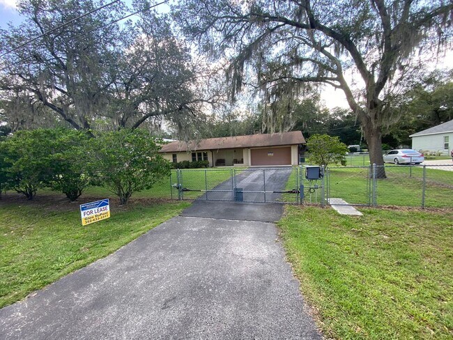 Primary Photo - Family and pet friendly ANNUAL LEASE just ...