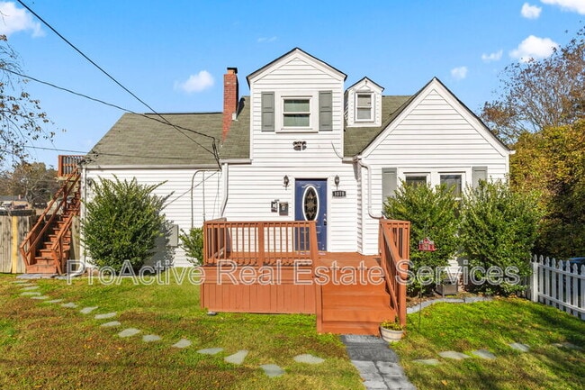 Building Photo - 1018 Wolcott Ave