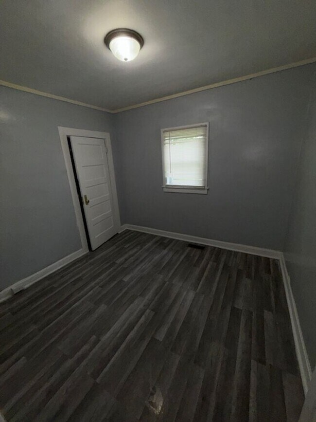 Building Photo - 507 S Evans Ave