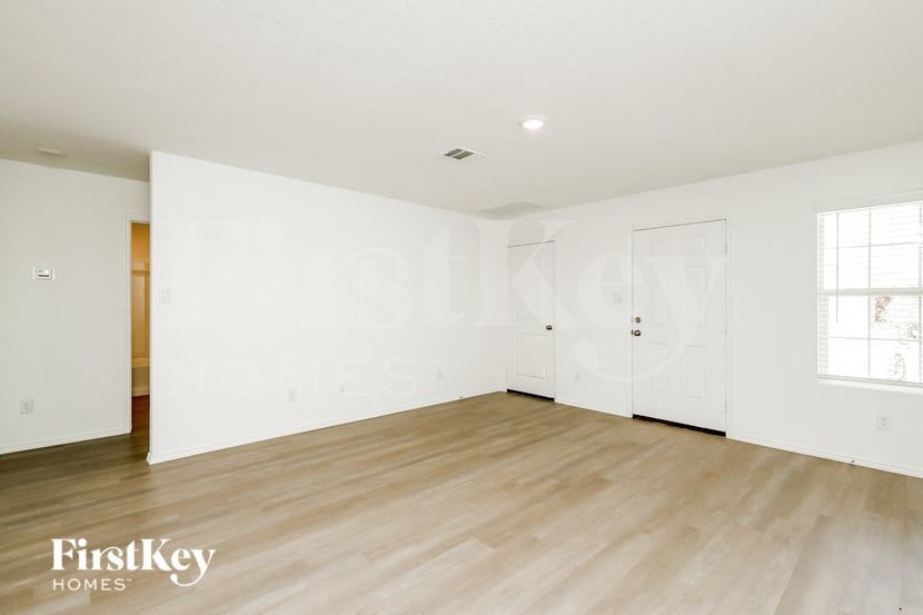 Building Photo - 10407 McClintock Dr