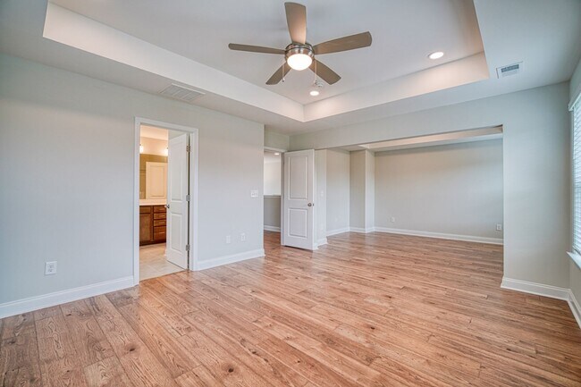 Building Photo - Gorgeous 4 BR, 3 BA Home With Easy Access ...
