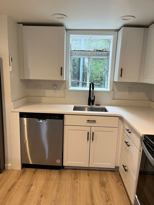 Building Photo - Renovated 1 Bd/ 1 Ba Cottage w/ Loft Walki...