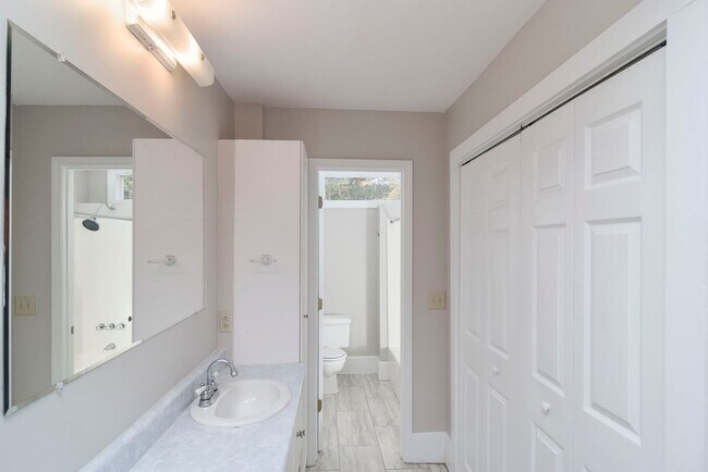 Building Photo - Charming 3 Bedroom Home in Desirable Heath...