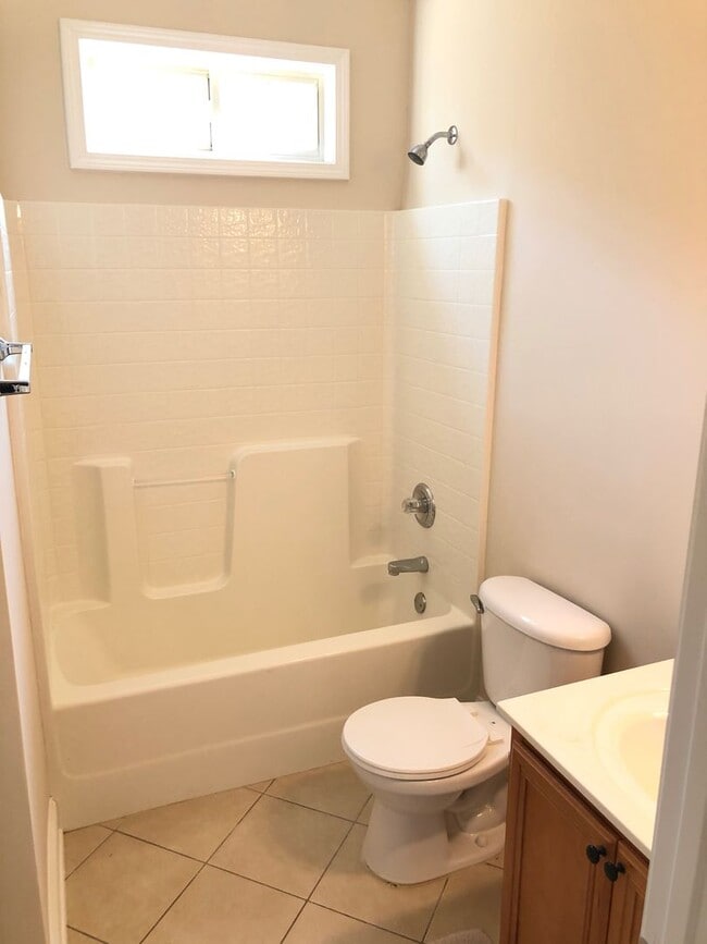 Building Photo - Beautiful 5 Bed 4 Bath Home in Heart of Co...