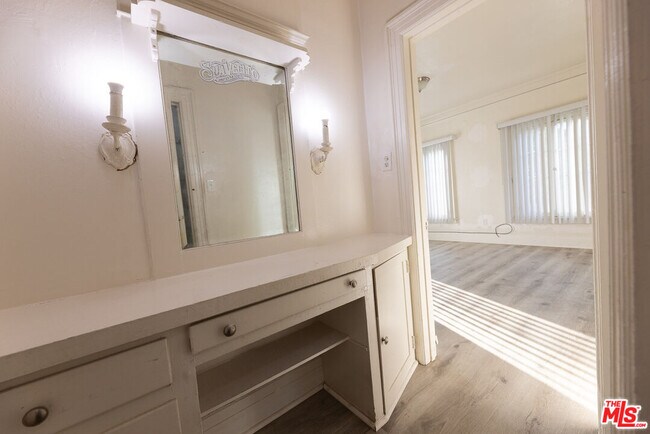 Building Photo - 946 S Burlington Ave