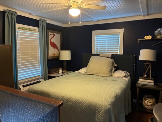 Building Photo - Adorable Tiny Home in the heart of Williamsburg literally steps to W&M Law School Available 3/1/26