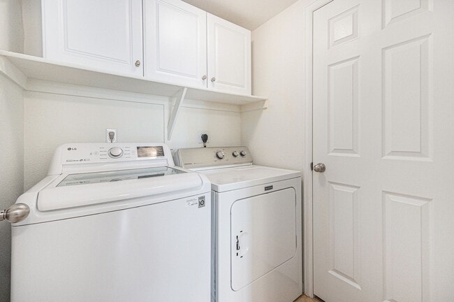 Building Photo - Bright & Spacious End-Unit Townhome with High Ceilings, Fireplace and over 1500 sqft of Living Sp...