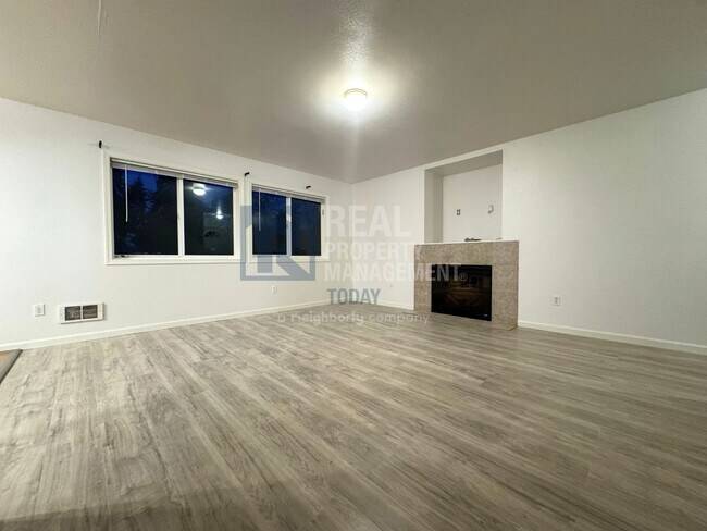 Building Photo - Akshanx LLC - 425/427 (Cascade Group - Silver)