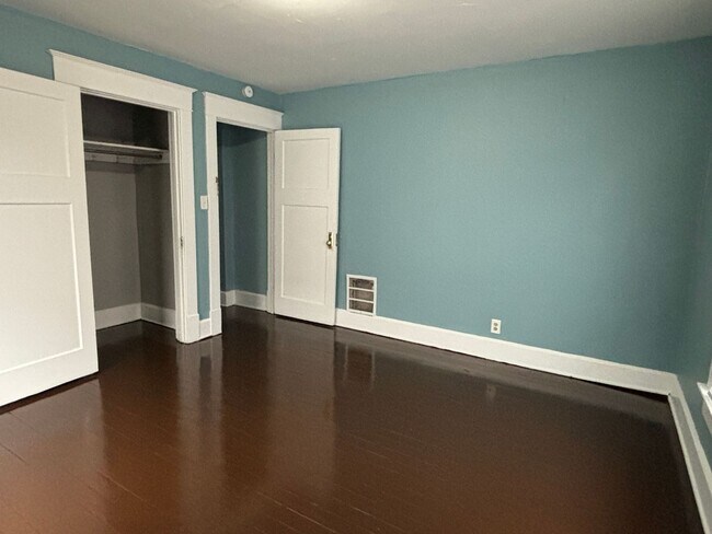 Building Photo - AVAILABLE NOW! Charming 3-Bed, 1-Bath Historic Duplex in Indianapolis!