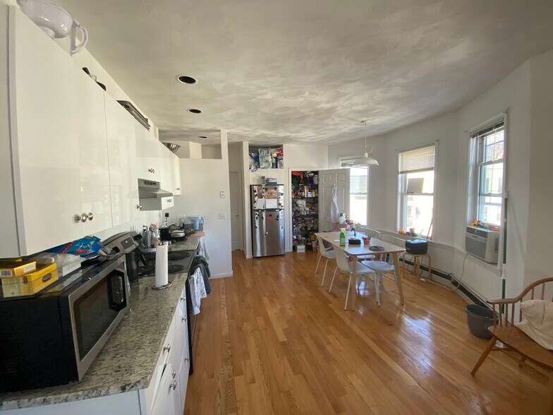 Building Photo - 58 Mansfield St