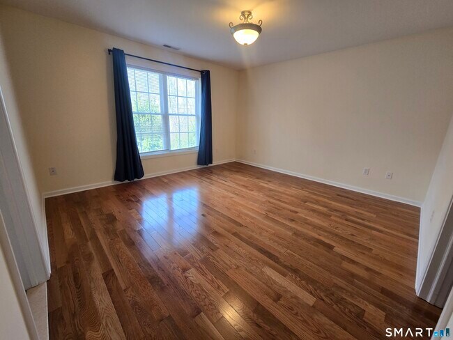 Building Photo - 1 Oak Meadows Dr