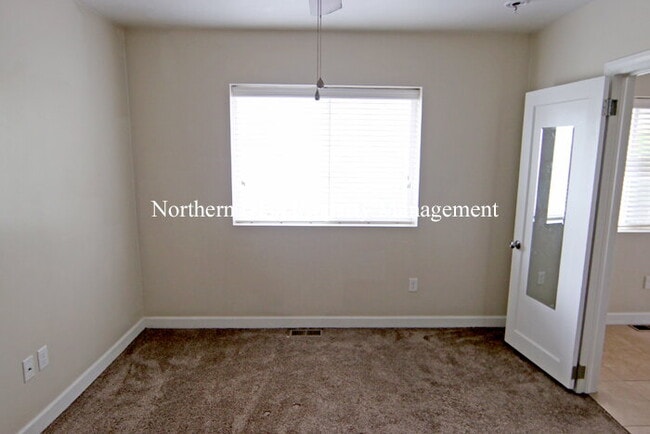 Building Photo - 1 Bed 1 Bath Lower Unit