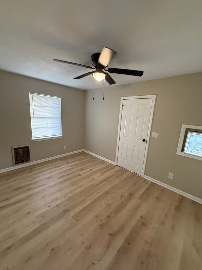 Building Photo - 1108 Railroad St