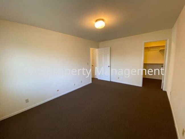 Building Photo - Upper level 2 bedroom & 1 bathroom condomi...