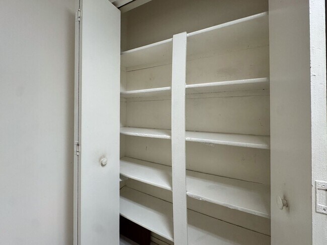 Building Photo - Spacious 1 bedroom 1 bathroom in DelRey Community!