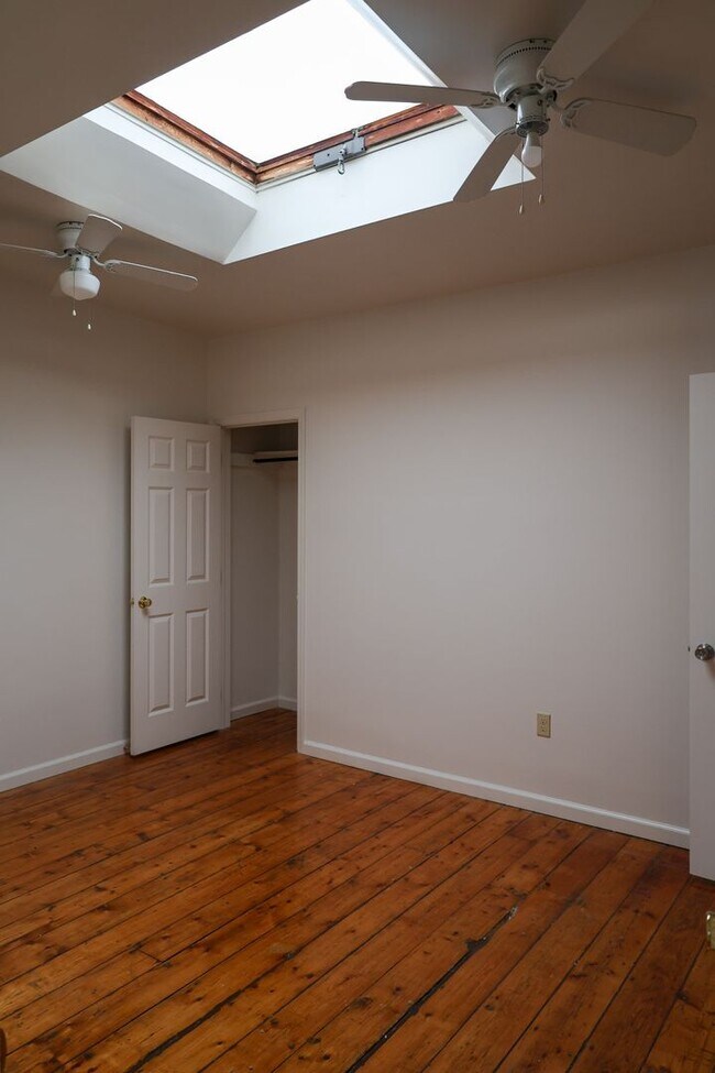 Building Photo - Lovely 4Br 2Bath with In-Unit Washer/Dryer