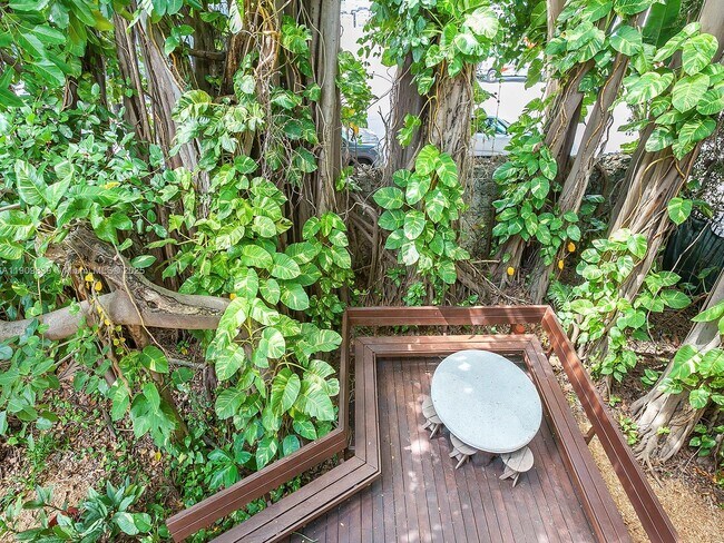 Building Photo - 3504 Banyan Cir