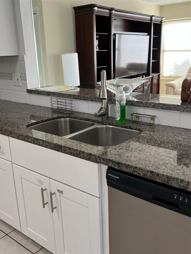 Building Photo - 3800 Galt Ocean Dr