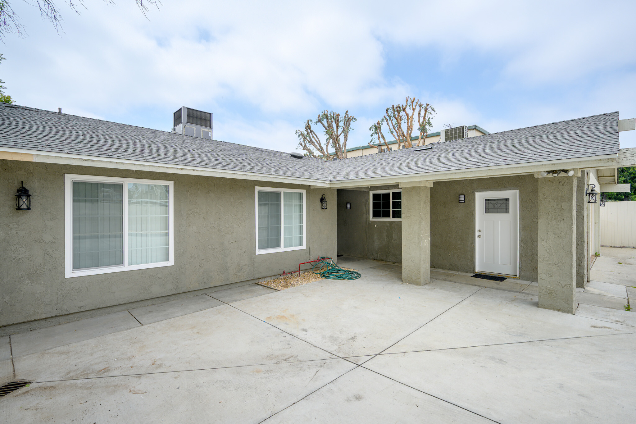 Building Photo - 16132 Chatsworth St